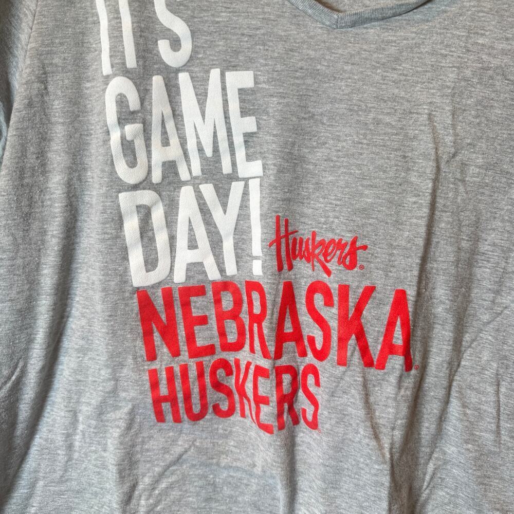 Nebraska Huskers Shirt Womens 2XL Gray V Neck Game Day NCAA Tee Plus - Picture 4 of 4